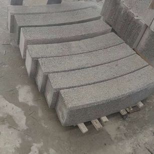 本溪芝麻白弧形路牙石