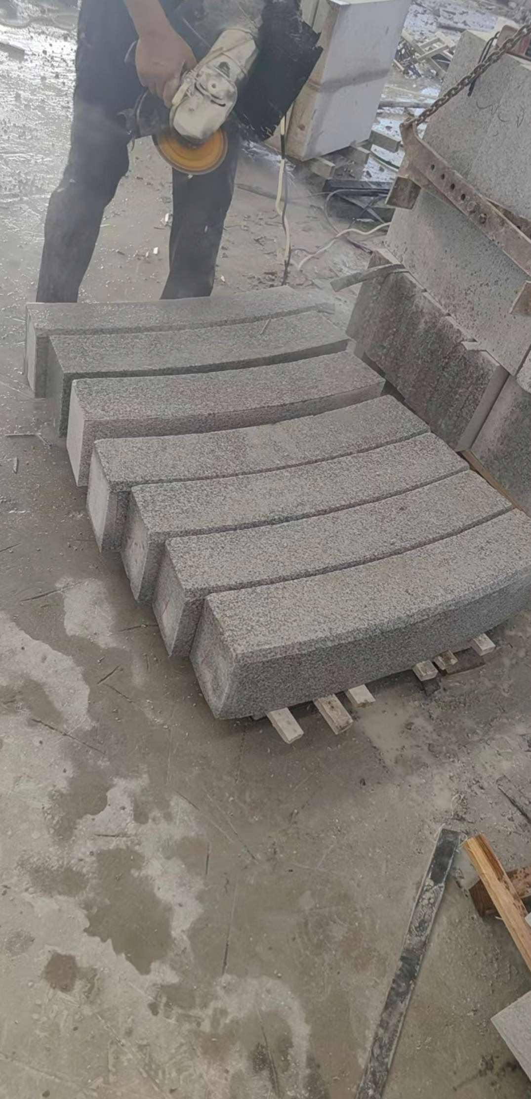 本溪芝麻白弧形路牙石