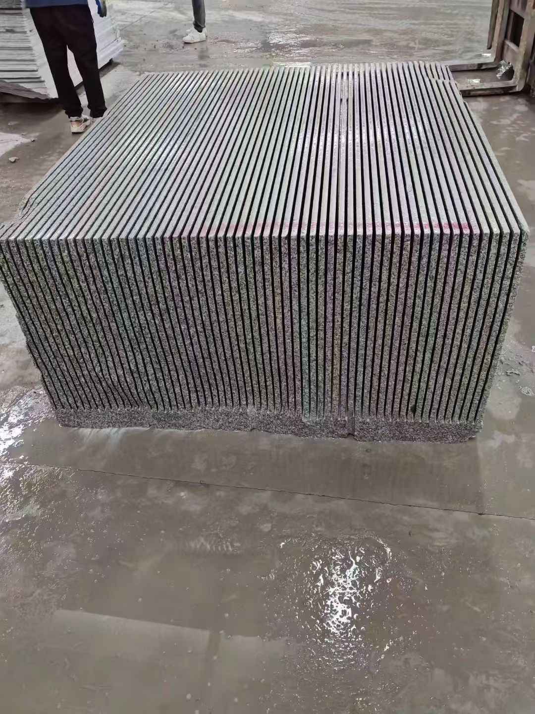 本溪芝麻白毛板荒料切割